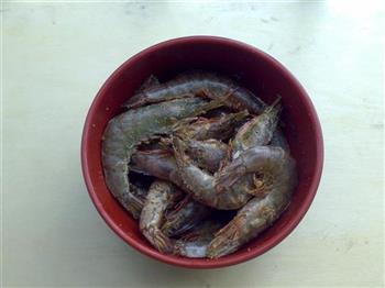 瓦煲盐焗虾怎么做，瓦煲盐焗虾怎么做好吃，瓦煲盐焗虾做法