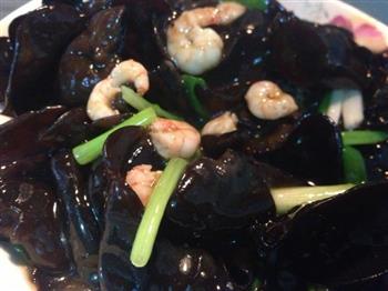 家常木耳炒虾仁怎么做，家常木耳炒虾仁怎么做好吃，家常木耳炒虾仁做法