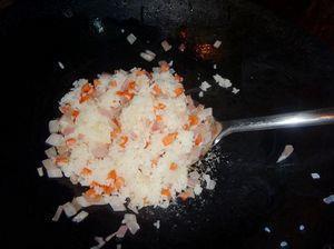 炒饭鸡蛋饼怎么做，炒饭鸡蛋饼怎么做好吃，炒饭鸡蛋饼做法