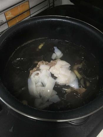 鲜鱿木耳猪骨汤怎么做，鲜鱿木耳猪骨汤怎么做好吃，鲜鱿木耳猪骨汤做法