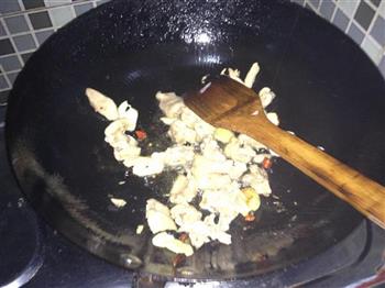 腌黄瓜辣炒鸡腿怎么做，腌黄瓜辣炒鸡腿怎么做好吃，腌黄瓜辣炒鸡腿做法