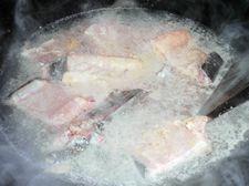 鱼骨汤怎么做，鱼骨汤怎么做好吃，鱼骨汤做法