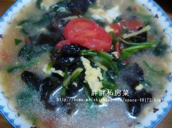 菠菜木耳鸡蛋汤怎么做，菠菜木耳鸡蛋汤怎么做好吃，菠菜木耳鸡蛋汤做法