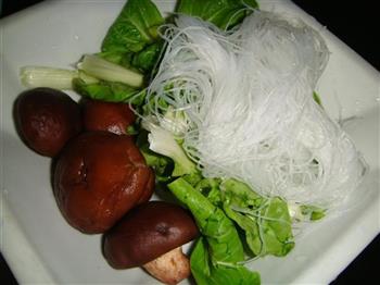 香菇粉丝汤怎么做，香菇粉丝汤怎么做好吃，香菇粉丝汤做法