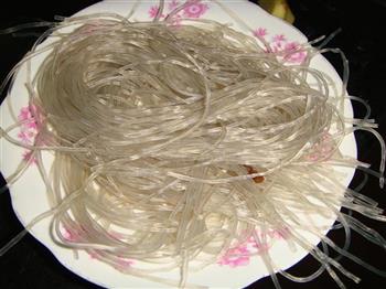 腊肠粉丝白菜煲怎么做，腊肠粉丝白菜煲怎么做好吃，腊肠粉丝白菜煲做法