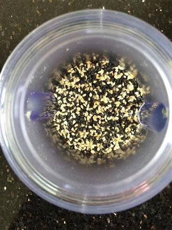 黑白奶粉芝麻糊怎么做，黑白奶粉芝麻糊怎么做好吃，黑白奶粉芝麻糊做法