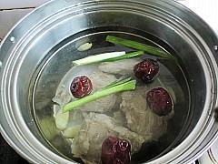 番茄土豆排骨汤怎么做，番茄土豆排骨汤怎么做好吃，番茄土豆排骨汤做法