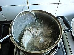 番茄土豆排骨汤怎么做，番茄土豆排骨汤怎么做好吃，番茄土豆排骨汤做法