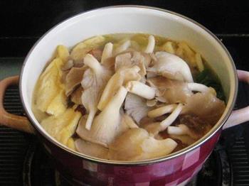 珍菇豆腐泡腊肉煲怎么做，珍菇豆腐泡腊肉煲怎么做好吃，珍菇豆腐泡腊肉煲做法