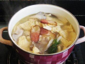 珍菇豆腐泡腊肉煲怎么做，珍菇豆腐泡腊肉煲怎么做好吃，珍菇豆腐泡腊肉煲做法