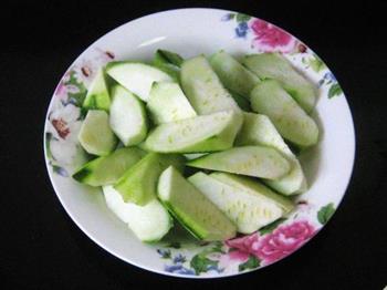 珍菇豆腐泡腊肉煲怎么做，珍菇豆腐泡腊肉煲怎么做好吃，珍菇豆腐泡腊肉煲做法