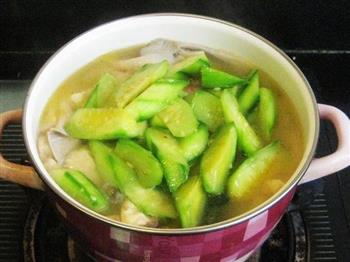 珍菇豆腐泡腊肉煲怎么做，珍菇豆腐泡腊肉煲怎么做好吃，珍菇豆腐泡腊肉煲做法