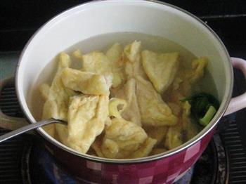 珍菇豆腐泡腊肉煲怎么做，珍菇豆腐泡腊肉煲怎么做好吃，珍菇豆腐泡腊肉煲做法