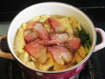 珍菇豆腐泡腊肉煲怎么做，珍菇豆腐泡腊肉煲怎么做好吃，珍菇豆腐泡腊肉煲做法