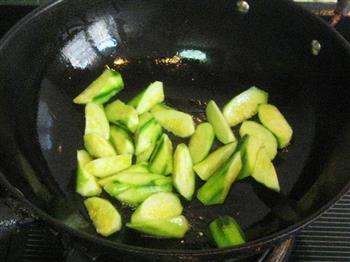 珍菇豆腐泡腊肉煲怎么做，珍菇豆腐泡腊肉煲怎么做好吃，珍菇豆腐泡腊肉煲做法