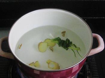 珍菇豆腐泡腊肉煲怎么做，珍菇豆腐泡腊肉煲怎么做好吃，珍菇豆腐泡腊肉煲做法