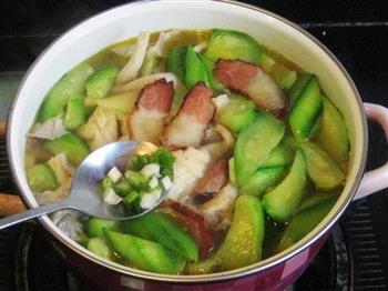 珍菇豆腐泡腊肉煲怎么做，珍菇豆腐泡腊肉煲怎么做好吃，珍菇豆腐泡腊肉煲做法
