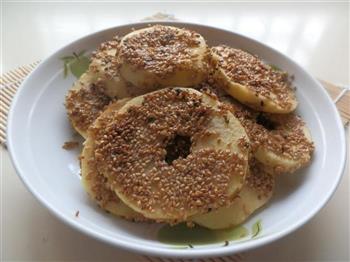 芝麻苹果圈怎么做，芝麻苹果圈怎么做好吃，芝麻苹果圈做法