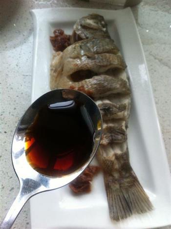 酸梅蒸鲈鱼怎么做，酸梅蒸鲈鱼怎么做好吃，酸梅蒸鲈鱼做法