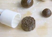 广式黑米月饼怎么做,广式黑米月饼怎么做好吃,广式黑米月饼做法 广式黑米月饼怎么做,广式黑米月饼怎么做好吃,广式黑米月饼做法