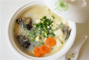 奶白色的鲫鱼豆腐汤怎么做，奶白色的鲫鱼豆腐汤怎么做好吃，奶白色的鲫鱼豆腐汤做法