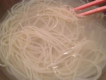 白菜瘦肉炖米粉怎么做，白菜瘦肉炖米粉怎么做好吃，白菜瘦肉炖米粉做法
