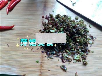 香椿肉馅锅贴怎么做，香椿肉馅锅贴怎么做好吃，香椿肉馅锅贴做法