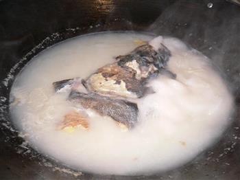 香煎鱼头豆腐汤怎么做，香煎鱼头豆腐汤怎么做好吃，香煎鱼头豆腐汤做法