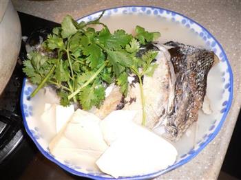 香煎鱼头豆腐汤怎么做，香煎鱼头豆腐汤怎么做好吃，香煎鱼头豆腐汤做法