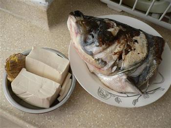 香煎鱼头豆腐汤怎么做，香煎鱼头豆腐汤怎么做好吃，香煎鱼头豆腐汤做法