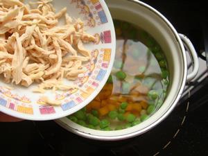 彩蔬鸡丝蛋花汤怎么做，彩蔬鸡丝蛋花汤怎么做好吃，彩蔬鸡丝蛋花汤做法