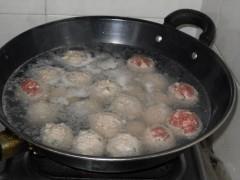 狮子头生菜汤怎么做，狮子头生菜汤怎么做好吃，狮子头生菜汤做法