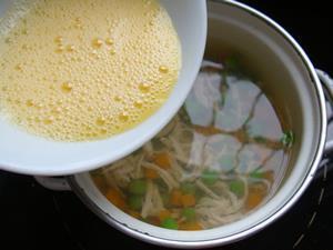 彩蔬鸡丝蛋花汤怎么做，彩蔬鸡丝蛋花汤怎么做好吃，彩蔬鸡丝蛋花汤做法