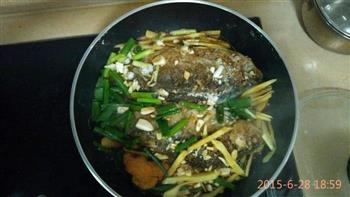 豆豉红烧鲫鱼怎么做，豆豉红烧鲫鱼怎么做好吃，豆豉红烧鲫鱼做法