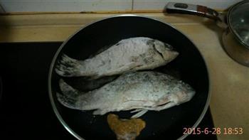 豆豉红烧鲫鱼怎么做，豆豉红烧鲫鱼怎么做好吃，豆豉红烧鲫鱼做法