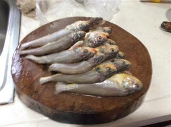 油炸小黃鱼怎么做，油炸小黃鱼怎么做好吃，油炸小黃鱼做法
