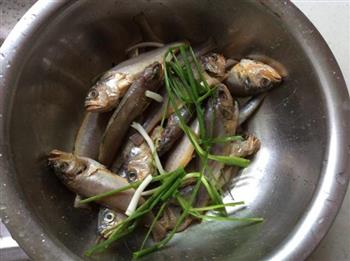 油炸小黃鱼怎么做，油炸小黃鱼怎么做好吃，油炸小黃鱼做法