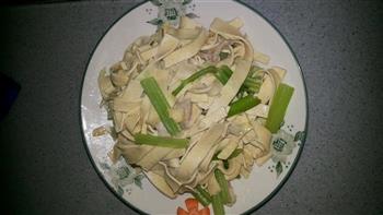 干豆腐炒西芹怎么做，干豆腐炒西芹怎么做好吃，干豆腐炒西芹做法