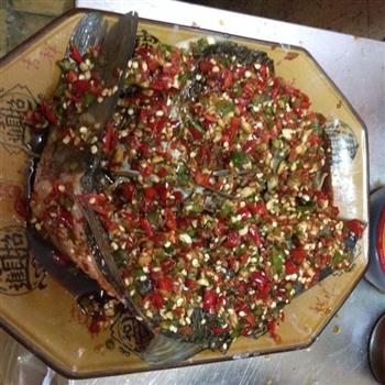 辣味蒸鲤鱼怎么做，辣味蒸鲤鱼怎么做好吃，辣味蒸鲤鱼做法