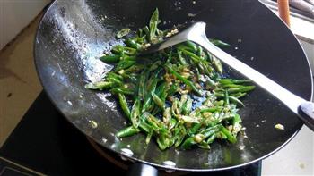 小咸干鱼炒辣椒怎么做，小咸干鱼炒辣椒怎么做好吃，小咸干鱼炒辣椒做法