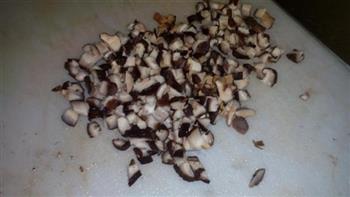 香菇鱿鱼糯米烧卖怎么做，香菇鱿鱼糯米烧卖怎么做好吃，香菇鱿鱼糯米烧卖做法
