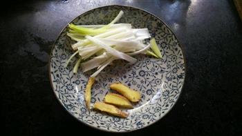 简易版清蒸鲈鱼怎么做，简易版清蒸鲈鱼怎么做好吃，简易版清蒸鲈鱼做法