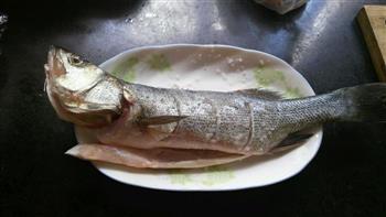 简易版清蒸鲈鱼怎么做，简易版清蒸鲈鱼怎么做好吃，简易版清蒸鲈鱼做法