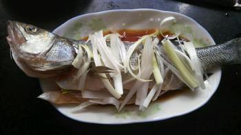 简易版清蒸鲈鱼怎么做，简易版清蒸鲈鱼怎么做好吃，简易版清蒸鲈鱼做法