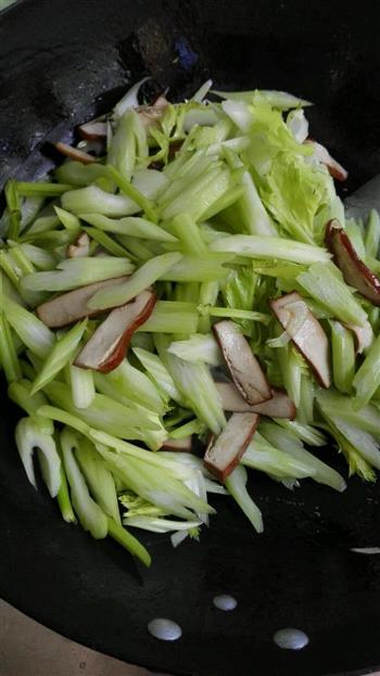 芹菜香干，清爽过个夏天怎么做，芹菜香干，清爽过个夏天怎么做好吃，芹菜香干，清爽过个夏天做法