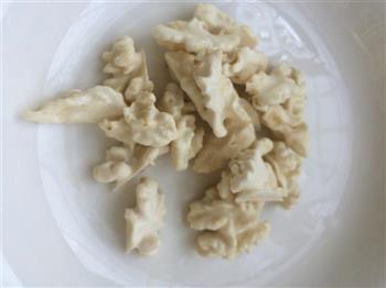 核桃木耳拌西芹怎么做，核桃木耳拌西芹怎么做好吃，核桃木耳拌西芹做法