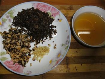 黑蒜香菇木耳汤怎么做，黑蒜香菇木耳汤怎么做好吃，黑蒜香菇木耳汤做法