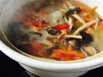 黄骨鱼鲜菇汤怎么做，黄骨鱼鲜菇汤怎么做好吃，黄骨鱼鲜菇汤做法