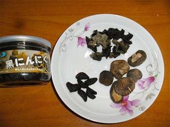 黑蒜香菇木耳汤怎么做，黑蒜香菇木耳汤怎么做好吃，黑蒜香菇木耳汤做法