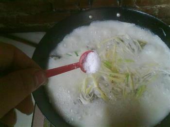银丝鲫鱼汤怎么做，银丝鲫鱼汤怎么做好吃，银丝鲫鱼汤做法
